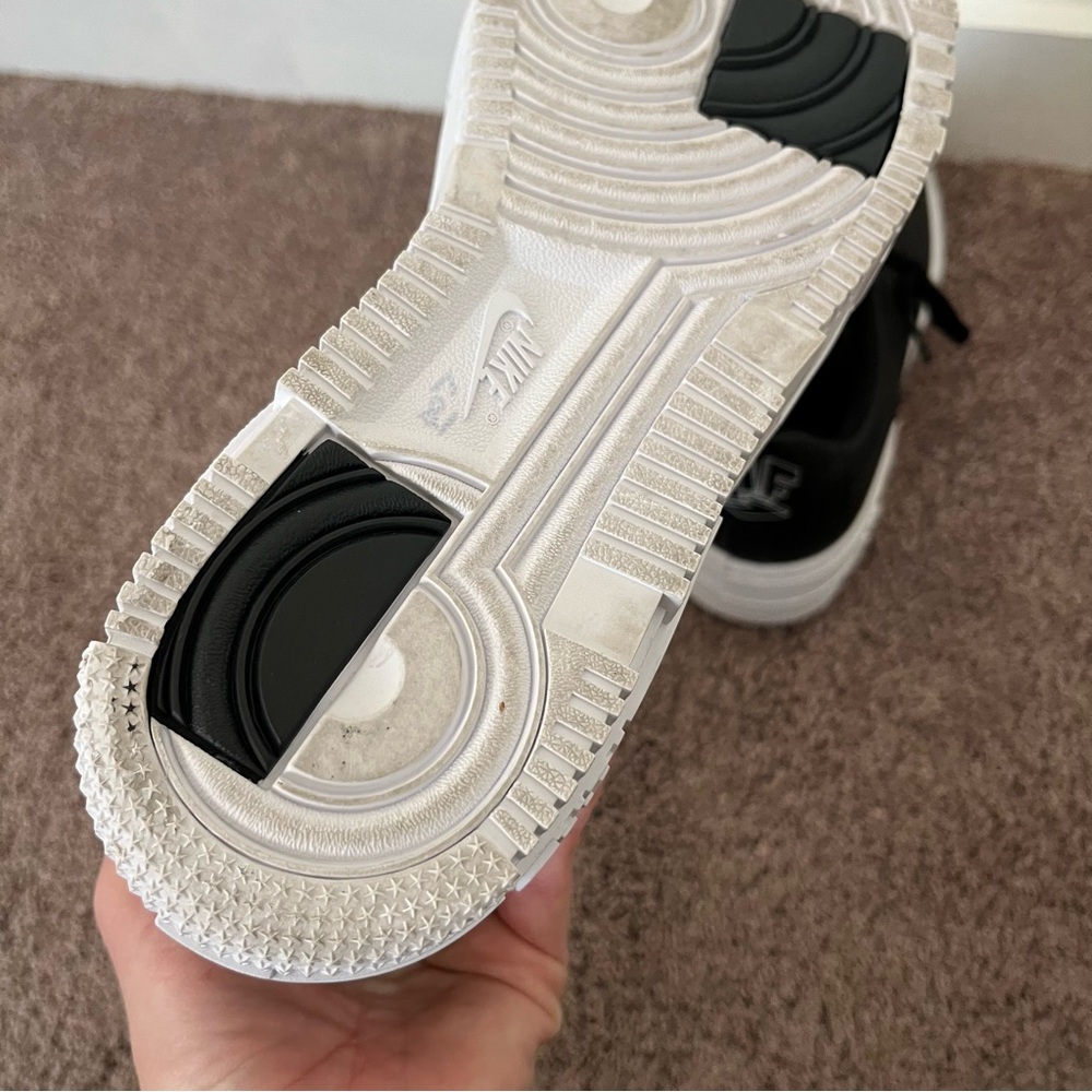 Nike Women's Black and White Sneakers - Picture 9 of 10